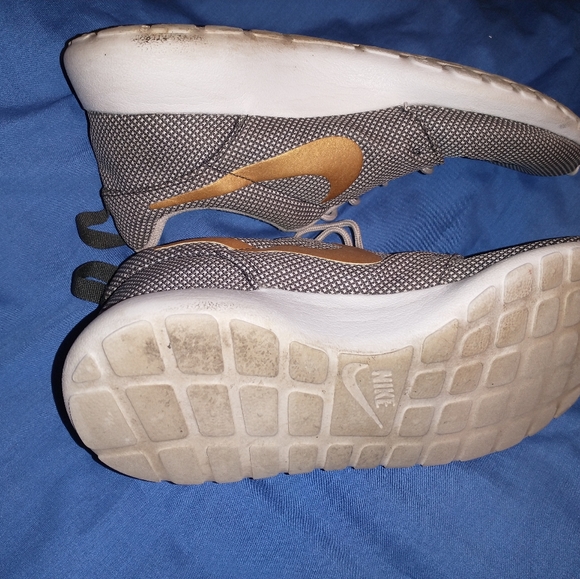 Nike Roshe One Anthracite Metallic Gold Gray Shoe - Picture 5 of 5
